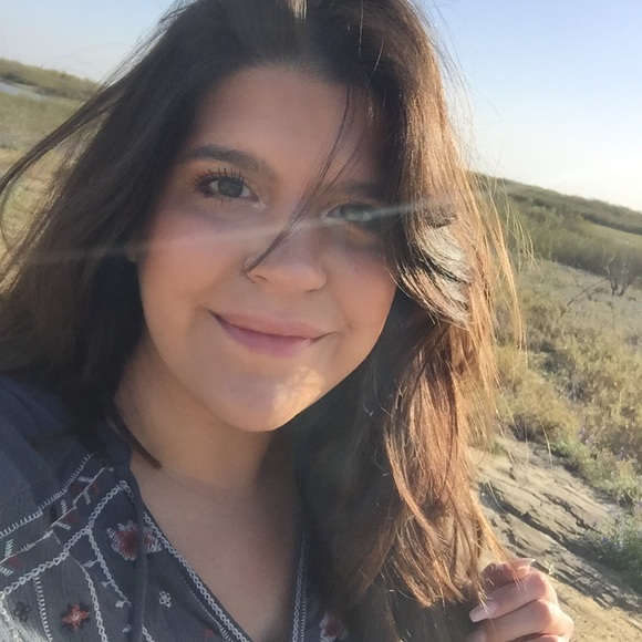 Meet your Posher, Adriana - Picture 2 of 5